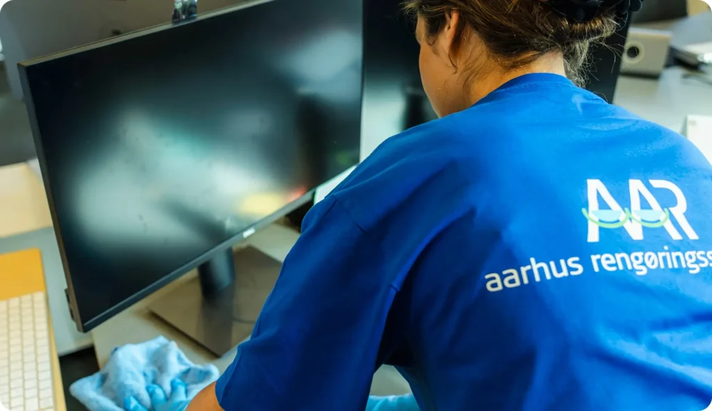 rengøringsassistent rengør et kontor